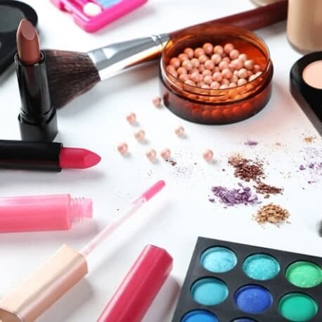 Tampil Cantik Alami Saat Bepergian dengan 3 Trik Makeup Jitu Ini!