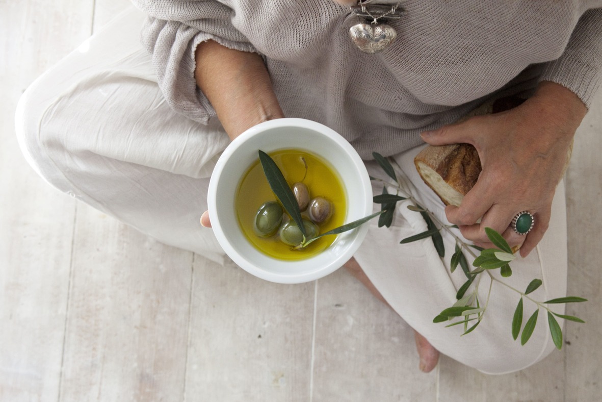 https://sumberayu.id/images/news/2025/olive-oil-vs-coconut-oil.jpg